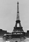 Postkartenmotiv: Anlässlich des Autosalons Paris im Jahr 1930 wird eine Limousine von Mercedes-Benz vor dem Eiffelturm abgelichtet.